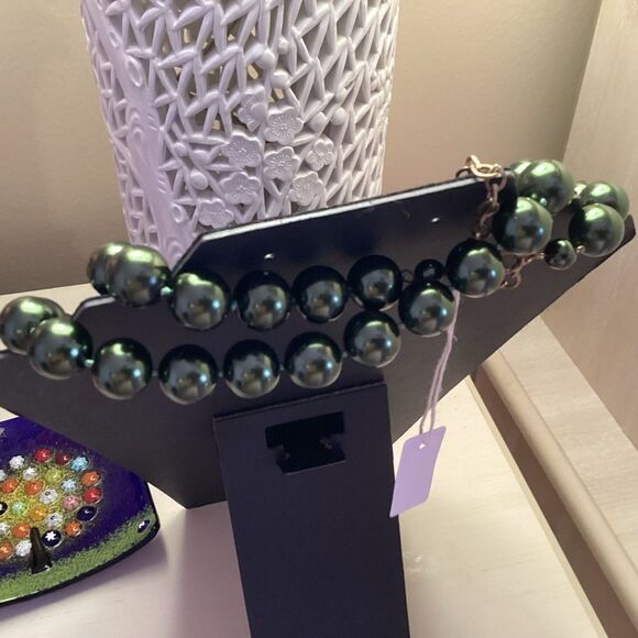 LaRadiant Brand 14 mm Simulated Glass Pearls in Green - Picture 3 of 7